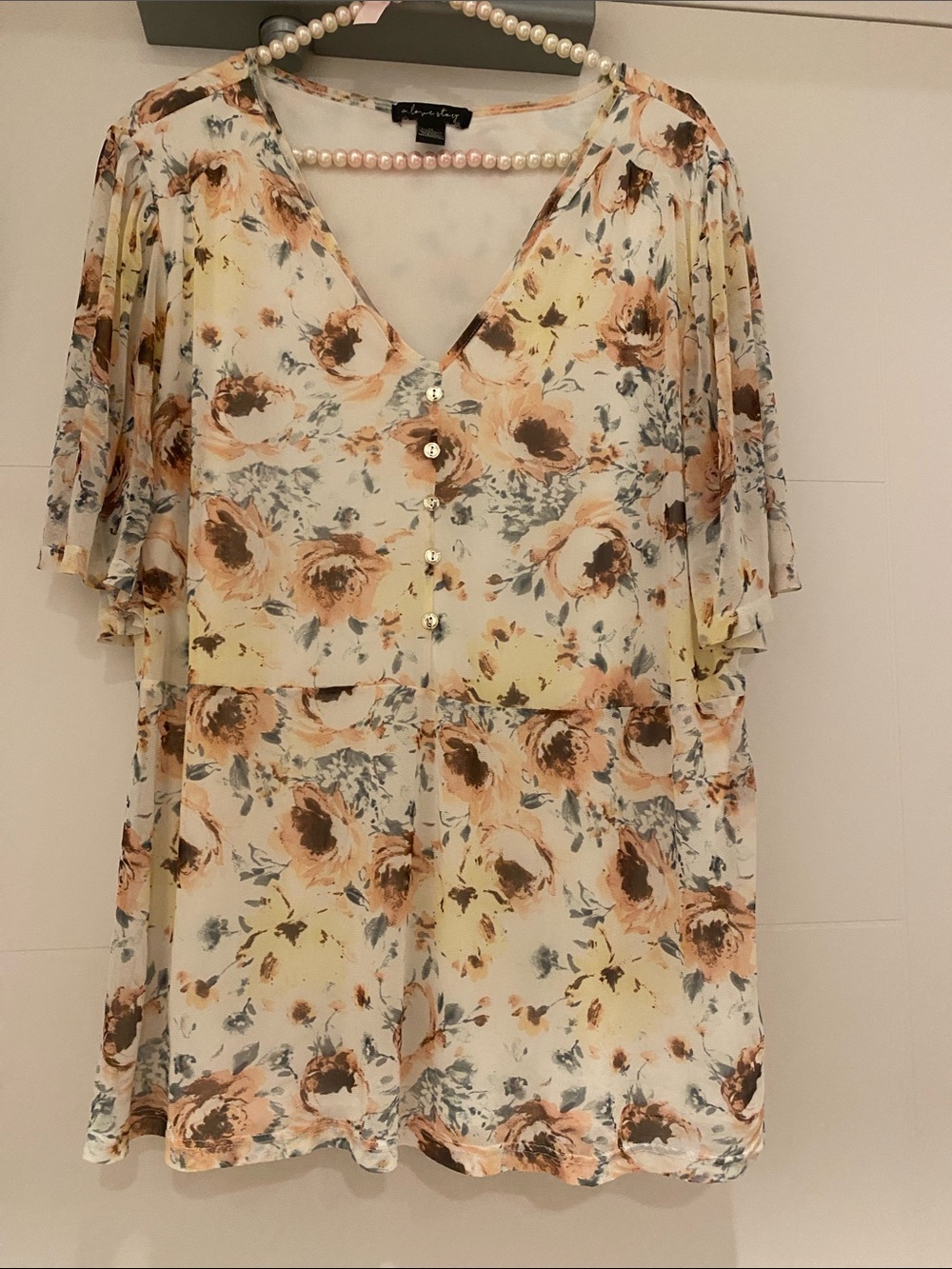 💕Floral V-Neck Button Blouse in Cream & Peach💕
